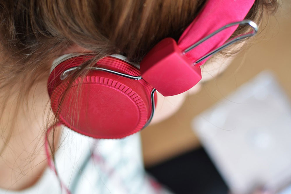 woman-and-earphones-3