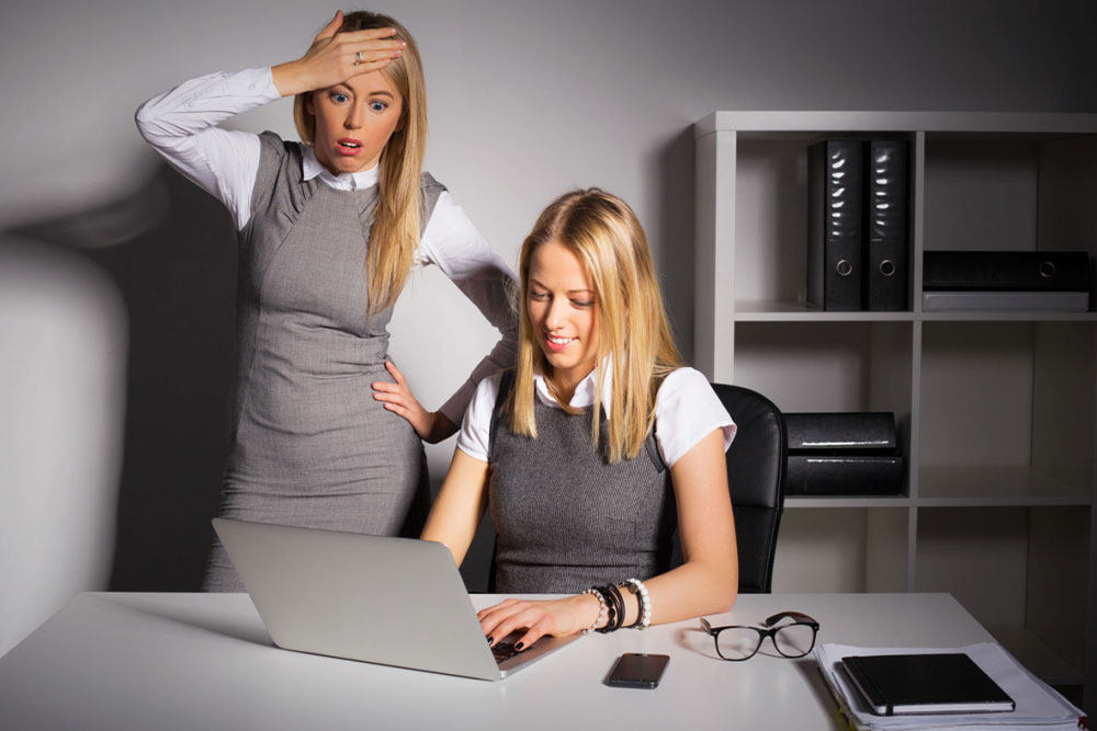 Boss-in-horror-looking-at-employees-work_l