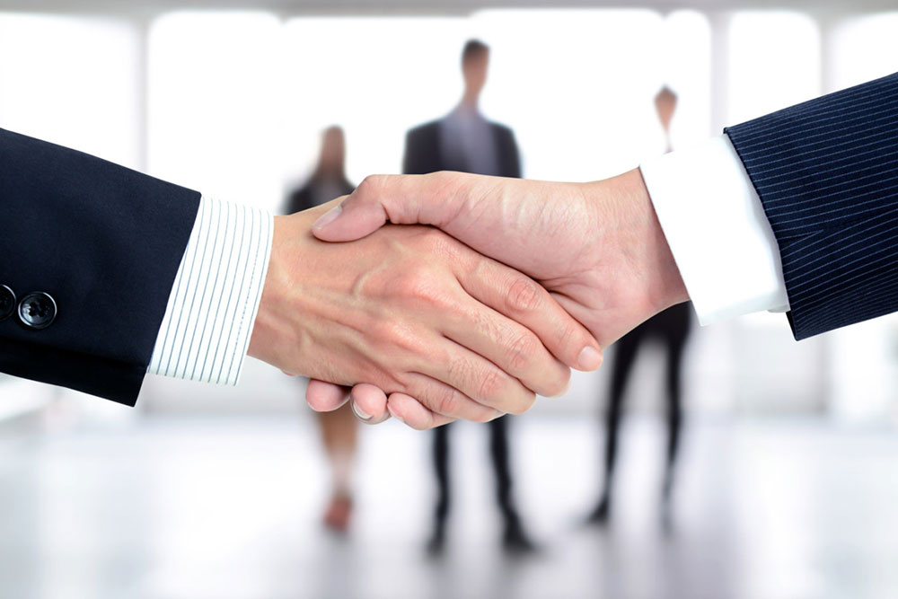 handshake-of-businessmen_m